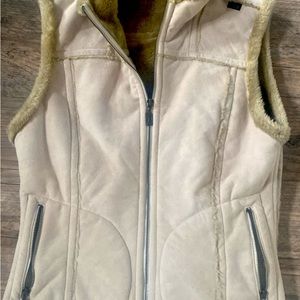 Beautiful made in USA women’s faux fur suede vest size L. Skea brand